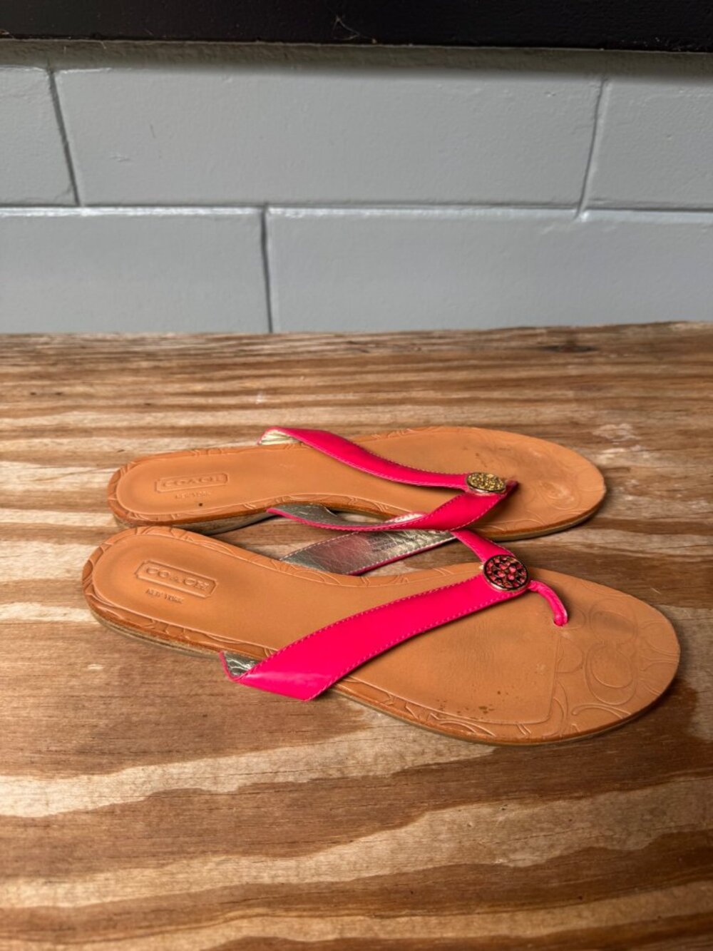 Coach Sara Sandals Size 8 Bright Pink Patent Leather Thong Gold Logo - Picture 6 of 7